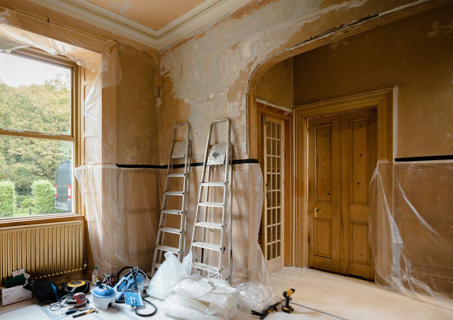 Renovarea unei case vechi sau achiziționarea uneia „La Cheie”: Ce alegere este mai bună?