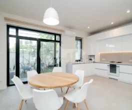 Casă, Centru, GEORGE MENIUC