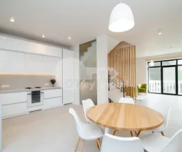 Casă, Centru, GEORGE MENIUC