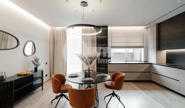 Casă, Centru, LACULUI