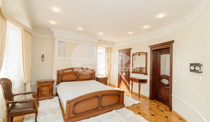 Дом, Чеканы, ДЖИНТА ЛАТИНЭ