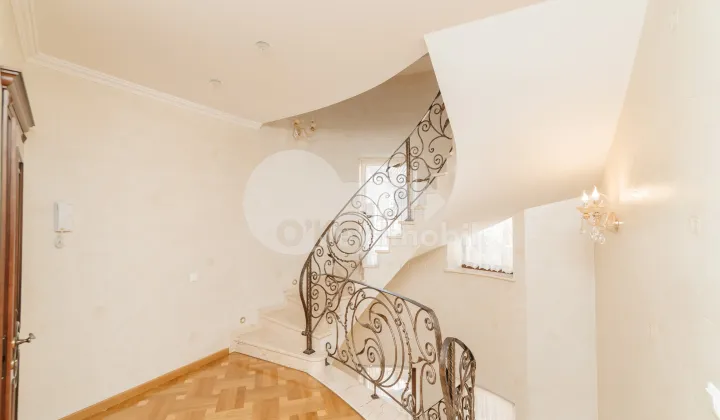 Дом, Чеканы, ДЖИНТА ЛАТИНЭ