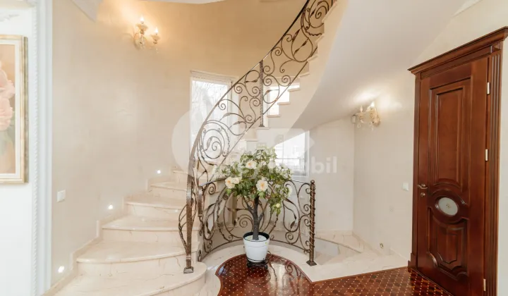 Дом, Чеканы, ДЖИНТА ЛАТИНЭ