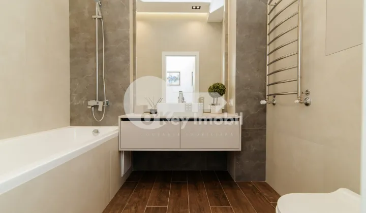 Penthouse, Centru, MELESTIU