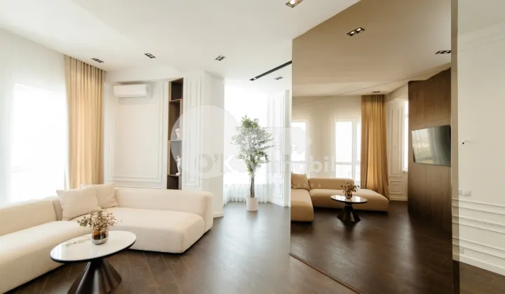 Penthouse, Centru, MELESTIU