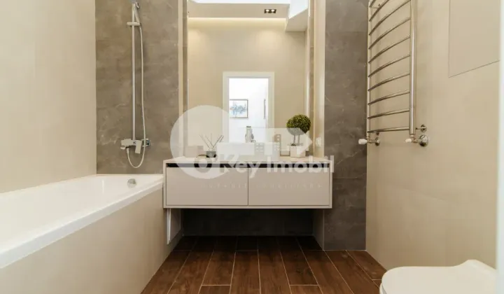 Penthouse, Centru, MELESTIU