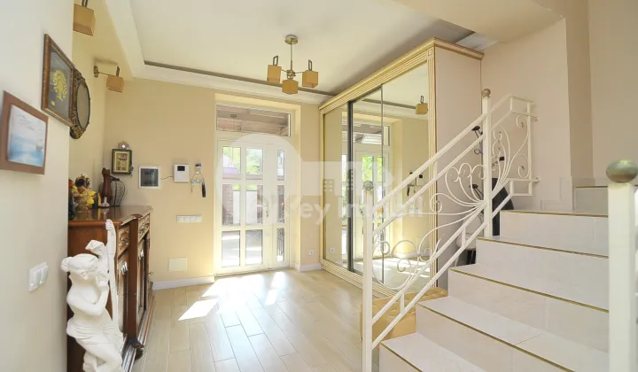 Casă, Centru, MOARA ROȘIE