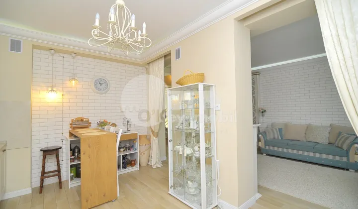 Casă, Centru, MOARA ROȘIE