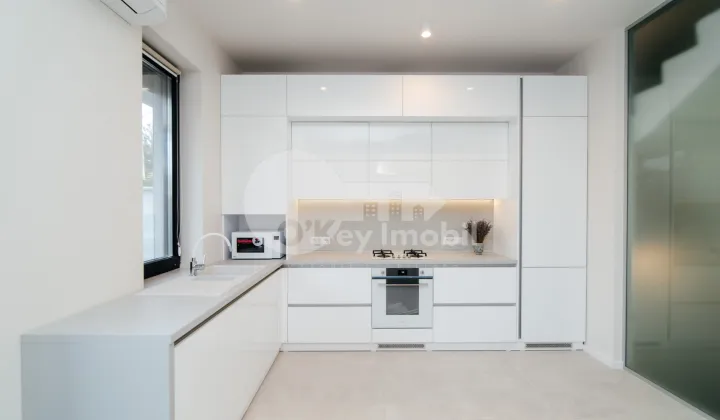 Casă, Centru, GEORGE MENIUC