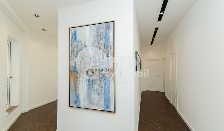 Penthouse, Centru, MELESTIU